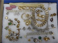 TRAY OF WOMANS FASHION JEWELRY INLCUDES SOME