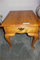 BROYHILL - OAK END TABLE - 22"WX27"DX22-1/2"H