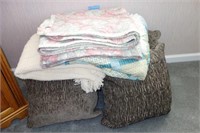 LOT: PILLOWS, THROWS, QUILTS, ETC.