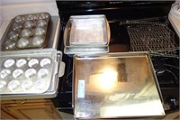 LOT - BAKEWARE: MUFFIN TINS, COOKIE SHEETS,