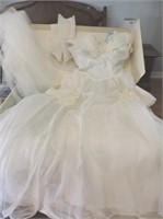 Vintage wedding gown with veil & sleeves