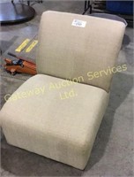 1 Cloth Covered Chair. Wood Legs. Beige Color.