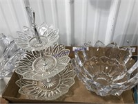 Three-tier serving stand, glass bowl