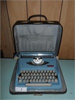 Royal Parade Type Writer in Case Made in Holland