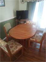 Table w/ 4 Chairs