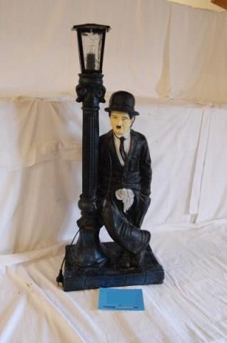 få Kamp Rotere Charlie Chaplin figur med lampe | Campen Auktioner A/S