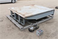 LOADING DOCK PLATE WITH OIL RESERVOIR AND PUMP,