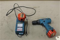 MAKITA 12V DRILL (2) BATTERIES AND CHARGER, WORKS