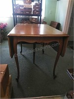Vintage Drop Leaf Table with  3 Leafs and Pads