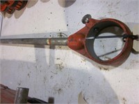 Exposed pipe threader ratchet handle