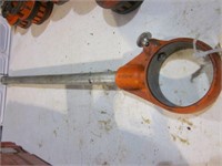 Exposed pipe threader ratchet handle