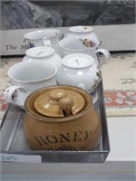 tea cups with honey pot
