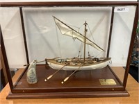 WHALE BOAT SCALE 1:25 IN DISPLAY CASE