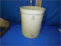 8gal Medalta crock.