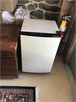 Tatung Tr-4Rd Small Dorm Room Refrigerator.