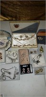 Vintage costume jewelry collection
Brooches,