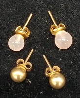 2 Pairs of stud earrings                         (