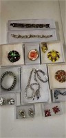 Vintage costume jewelry collection
Brooches,