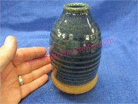 1992 j. mills signed pottery vase (5.5in tall)