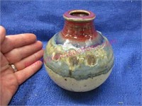 1981 PM signed pottery vase (4.5in tall)