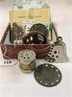 BOX OF VINTAGE KNITTING PIN GAUGES AND A BAKERLITE
