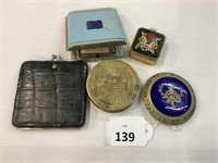VINTAGE PURSE, ASH TRAY, PILL BOX AND 2 COMPACTS