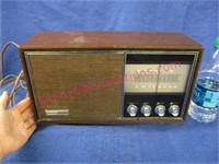 vintage lloyds am-fm radio (mdl: 9H36W-100A)