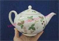 wedgwood england tea pot (wild strawberry pattern)