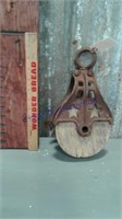 Double star barn pulley - 6" wood wheel(chipped)
