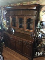 QUALITY DININGROOM SET HUTCH,TABLE AND 4 CHAIRS