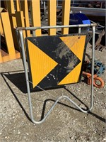 REFLECTIVE TRAFFIC ARROW ON STAND