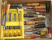 flat lot with 22 asstd wood chisels, Stanley &