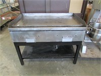 STAINLESS STEEL GRILL ON STAND - GAS - MEASURES 4