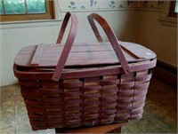 Picnic basket with inside tray
