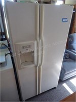 GE refrigerator - works