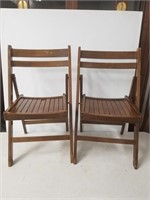 Lot of 2 wooden folding chairs