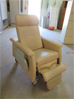 Winco 690 Elite Care Recliner with Side Trays