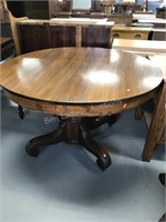 Round pedestal table with three leaves