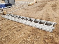 Aluminum triple extension ladder