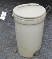Rubbermaid portable garbage can with wheels