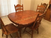 Beautiful Dining room table 6 chairs 2 leaves