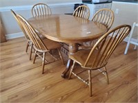 OAK TABLE W/ 2 LEAVES, 6 CHAIRS