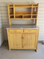 OUTDOOR HUTCH-SHOWS DAMAGE