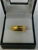 Gold colored band with Chinese writing. Size 7.