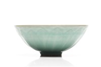 CHINESE LONGQUAN CELADON PORCELAIN LOTUS BOWL