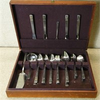 CARLYLE STAINLESS FLATWARE W/CHEST