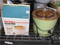 2 slow cookers 1 quart size and one reg size