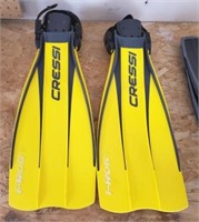 PAIR OF CRESSI FROG FLIPPERS S/M