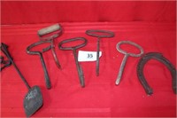 5 hay hooks, horse shoe & metal spatula