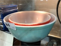 2 Vtg Primary Color Pyrex bowls